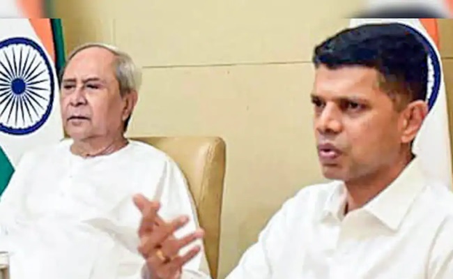 Naveen Patnaik's close aide VK Pandian quits active politics